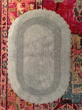 Better Homes And Gardens Light Gray Oval Bath Mat 21” x 32 “